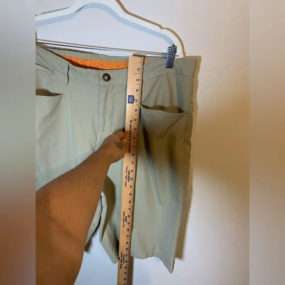 The North Face Khaki Shorts Size 36‎